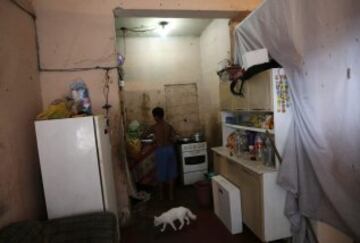 Brasil desplegará tropas federales en Río de Janeiro para ayudar a sofocar una oleada de crímenes violentos tras los ataques de narcotraficantes contra los puestos policiales en tres barrios marginales en el lado norte de la ciudad. A menos de tres meses del Mundial en el que Río acogerá a decenas de miles de aficionados al fútbol. Los ataques han lanzado nuevas dudas sobre los esfuerzos del gobierno para expulsar a las pandillas de los barrios pobres. 