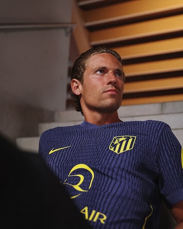 De predominante tonalidad en azul marino, su diseño incorpora además unos impactantes rayos en sus dorsales, cuyo vibrante color amarillo  otorga un toque eléctrico y distintivo. La equipación está inspirada en la banda sonora en los momentos previos a cada partido que se disputa en el Riyadh Air Metropolitano.