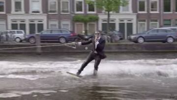 Casey Neistat &#039;Wakeboarding&#039; en &Aacute;sterdam con smoking.