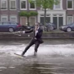 El 'wakeboarding' con smokig es posible en Ámsterdam