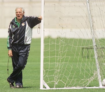 Se cumplen cinco años del fallecimiento de la leyenda del Atlético de Madrid. Como entrenador ha dirigido a nueve clubes: Atlético de Madrid, Betis, Barcelona, Espanyol, Sevilla, Valencia, Oviedo, Mallorca, Fenerbahçe además de haber sido seleccionador del combinado nacional español. En su palmarés hay 4 Copas del Rey (tres con el Atleti y una con el Barcelona), una Liga, una Supercopa de España, una Copa Intercontinental con los rojiblancos y la Eurocopa de 2008 con la selección española. A esto hay que sumarle qu ha sido galardonado con la medalla de oro de la Real Orden del Mérito Deportivo y Premio IFFHS como mejor seleccionador del año.