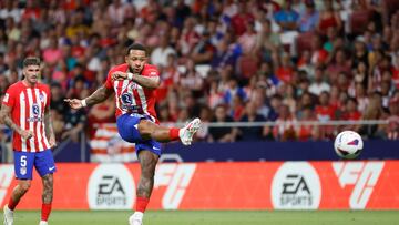 MADRID, 14/08/2023.- El delantero del Atl¨¦tico de Madrid Memphis Depay (d) chuta para marcar el segundo gol ante el Granada, durante el partido de LaLiga que disputan este lunes en el estadio Metropolitano, en Madrid. EFE/Juan Carlos Hidalgo