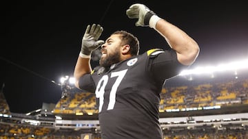 JWX. Pittsburgh (United States), 11/12/2017.- Pittsburgh Steelers defensive end Cameron Heyward celebrates the Steeler's win at the conclusion of the NFL American Football game between the Baltimore Ravens and the Pittsburgh Steelers at Heinz Field in Pittsburgh, Pennsylvania, USA, 10 December 2017. (Estados Unidos) EFE/EPA/JARED WICKERHAM