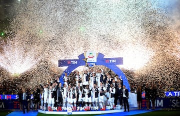 La plantilla al completo de la Juventus de Turín celebrando la consecución del Calcio. 