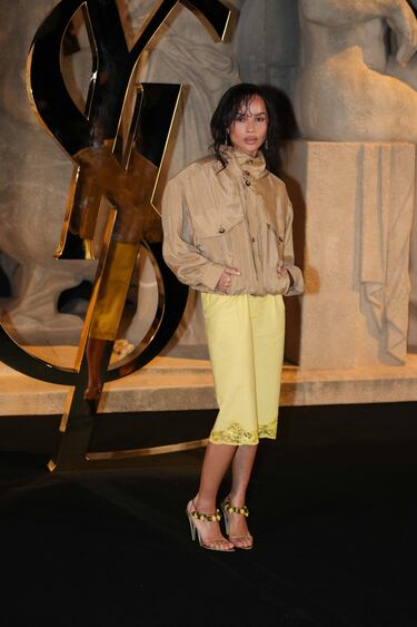 Zoe Kravitz posa a su llegada al desfile de la colección prêt-à-porter femenina primavera/verano 2026 del diseñador Anthony Vaccarello para la casa de moda Yves Saint Laurent durante la Semana de la Moda de París, en París.