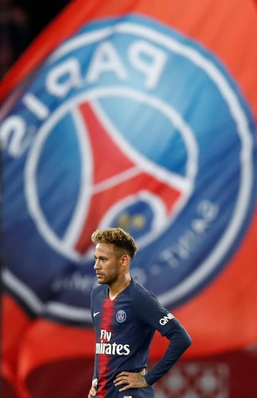 Neymar observando una jugada del encuentro delante de una bandera del conjunto parisino. 