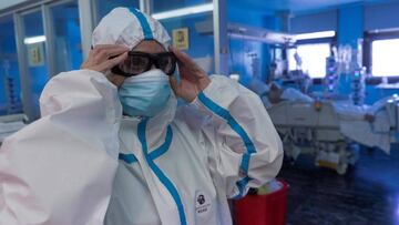 MURCIA, 17/10/2020.- La primera oleada del coronavirus generó una sensación de pérdida de control en las unidades de cuidados intensivas, pero en la segunda la experiencia, el refuerzo de materiales y plantillas y el mayor conocimiento de la enfermedad hacen más llevadero el día a día de los sanitarios, cuentan a EFE profesionales del hospital Morales Meseguer, de Murcia. En la imagen, personal sanitario del centro sanitario se coloca gafas de protección antes de entrar en el box de la UCI para atender a un paciente ingresado por COVID-19 . EFE/Marcial Guillén
