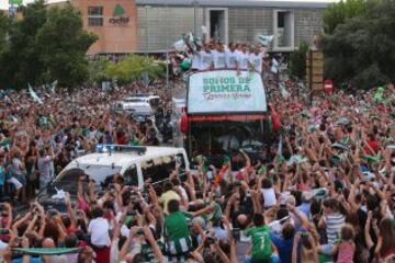 El Córdoba festeja el ascenso con su afición