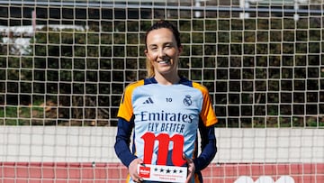 Weir posa con el trofeo de mejor jugadora del mes de febrero del Real Madrid, de Mahou.