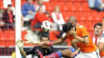 <b>ESTRENO. </b>Mehmet Topal marcó con este remate de cabeza el 0-1 y fue su primer gol con el Valencia.