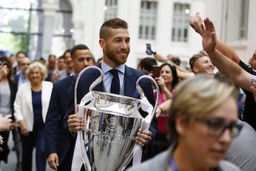 Los jugadores del Real Madrid llegan al ayuntamiento de Madrid con el trofeo de la Champions League 
