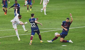 Remate de Karim Benzema desde la frontal del área que repele el defensor del Huesca Siovas.