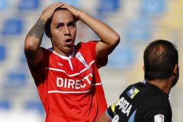 El jugador de Universidad Católica, Jaime Carreño, izquierda, se lamenta tras desperdiciar una ocasión de gol contra O'Higgins.