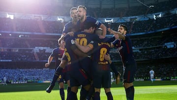 GRAF1181. MADRID, 23/12/2017.- El delantero argentino del FC Barcelona, Leo Messi (c), celebra con sus compa&ntilde;eros el gol que marc&oacute; durante el partido correspondiente a la jornada 17 de Liga en Primera Divisi&oacute;n que el Real Madrid y el 