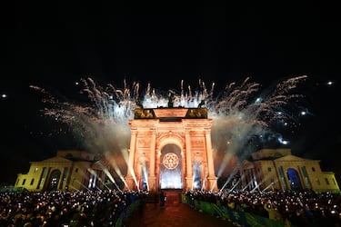 Fuegos artificiales mientras Alberto Tomba y Deborah Compagnoni encienden el pebetero olímpico bajo el Arco della Pace en Milán.
