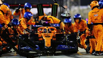 Carlos Sainz (McLaren MCL35), durante un pit stop. Bahr&eacute;in, F1 2020. 