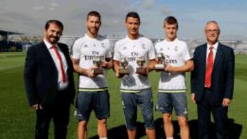 Los jugadores del Madrid recibiendo los premios
