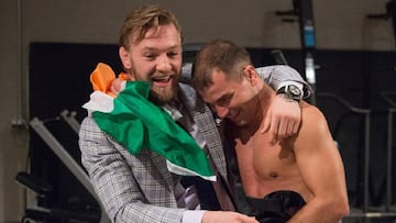 Conor McGregor felicita a Artem Lobov tras un combate. 