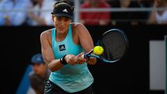 La tenista espa&ntilde;ola Garbi&ntilde;e Muguruza devuelve una bola durante su partido ante Yulia Putintseva en el WTA 1.000 de Roma.