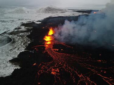 Una imagen de un dron muestra lava arrojada desde el lugar de la erupción volcánica al norte de Grindavik. 
