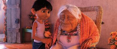 La primera de la lista, con un 8, es Coco, una producción de 2017 que cuenta la tierna historia de Miguel, un niño mexicano que quiere ser una estrella de la música como su ídolo Ernesto de la Cruz pese a la prohibición de su familia. Su pasión le hace adentrarse en la Tierra de los muertos donde aprenderá y comprenderá su gran legado familiar.