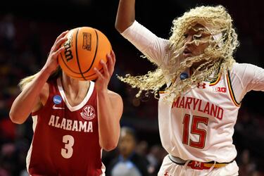 Christina Dalce, de Maryland Terrapins, trata de detener un imposible, a la sorprendente Sarah Ashlee Barker: la base de Alabama Crimson alcanzó los 45 puntos con un 4 de 6 desde el triple y los 8 rebotes en 49 minutos en la eliminatoria de segunda ronda del March Madness (Locura de Marzo). A pesar de su exhibición, su universidad cayó en la prórroga: 111-108.