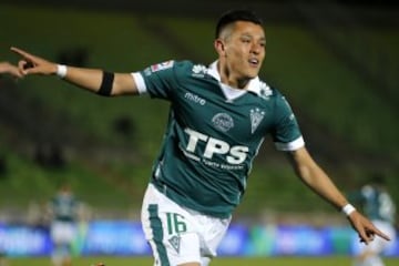 Santiago Wanderers es otro de los equipos que ha variado su camiseta. En su momento fue blanca con negro y luego pasó a distintas tonalidades de verde. Hoy el color es uniforme.