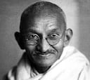 Mahatma Gandhi, pensador indio: “La felicidad se alcanza cuando lo que uno piensa, lo que uno dice y lo que uno hace están en armonía”