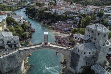 Orlando Duque, de Colombia, se lanza desde la plataforma de 27 metros en Stari Most durante el primer día de competición de la quinta parada del Red Bull Cliff Diving World Series.