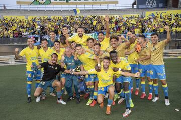 El conunto de la U.D Las Palmas celebra la victoria tras finalizar el partido.