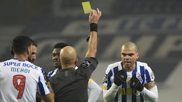 Pepe, amonestado por el árbitro durante un partido con el Oporto.