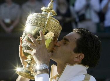 Federer se mantiene firme en su pulso con la historia