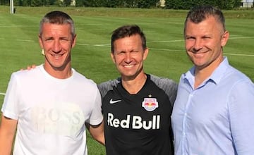 Stanislav Macek (derecha) posa con Marsch, entrenador del Salzburgo (centro).