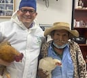 Un hombre de 80 años paga una operación con dos gallinas