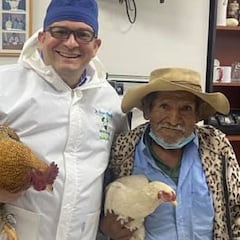 Un hombre de 80 años paga una operación con dos gallinas