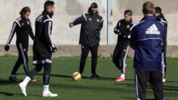 Parejo se ejercita en solitario y Feghouli regresa al grupo