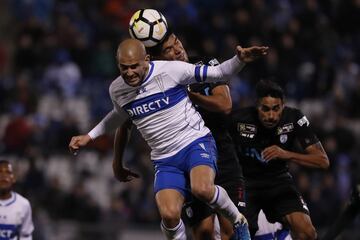 Sáez y Blásquez "aprietan" el balón en San Carlos de Apoquindo.