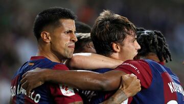 BARCELONA, 16/09/2023.- El centrocampista portugués del FC Barcelona, Joao Felix (c), celebra con sus compañeros el primer gol del equipo blaugrana durante el encuentro correspondiente a la quinta jornada de primera división que disputan hoy sábado frente al Betis en el estadio Olímpico de Montjuic, en Barcelona. EFE / Andreu Dalmau.
