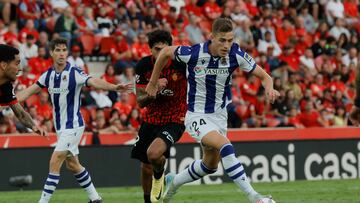 PALMA, 17/09/2024.- El centrocampista portugués del Mallorca Samuel Costa (atrás) disputa un balón ante el centrocampista croata de la Real Sociedad Luka Sucic este martes, durante el partido de la jornada 7 de LaLiga EA Sports, entre el RCD Mallorca y la Real Sociedad, en el Estadi Mallorca Son Moix en Palma.- EFE/CATI CLADERA