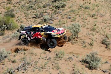 Decimotercera etapa entre San Juan y Córdoba. El piloto frances Stephane Peterhansel con Peugeot.