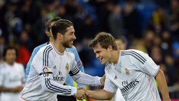 Sergio Ramos da la mano al nuevo campeón del mundo de ajedrez, el sueco Magnus Carlsen, antes del comienzo del partido en el Santiago Bernabéu.