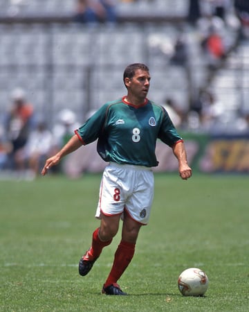El 'capi' García Aspe era garantía en el medio campo, pudo disputar tres Mundiales con el Tricolor y también está en el Top-10 de partidos jugados con 108 desde 1988 a 2002. 