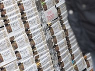 Varios décimos de la administración de lotería Doña Manolita de cara al Sorteo Extraordinario de la Lotería de Navidad, en la Administración de Loterías Doña Manolita, a 14 de diciembre de 2023, en Madrid (España). El establecimiento fue inaugurado por Manuela de Pablo en 1904, y desde entonces se ha convertido en un lugar al que cada año acuden miles de personas para comprar uno o varios décimos para el próximo Sorteo Extraordinario de Navidad, que se celebra el próximo 22 de diciembre. Con el sorteo, el Estado reparte 2.520 millones de euros en premios entre los 180 millones de décimos emitidos. El tiempo de espera de la cola para adquirir la lotería en Doña Manolita durante el mes de diciembre puede llegar a las tres horas.
14 DICIEMBRE 2023;MADRID;COLAS DOÑA MANOLITA;SEMANA SORTEO LOTERÍA DE NAVIDAD
Eduardo Parra / Europa Press
14/12/2023