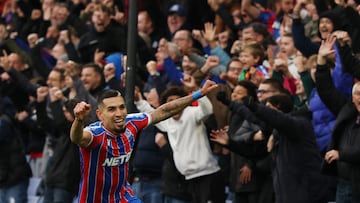 Soccer Football - Premier League - Crystal Palace v AFC Bournemouth - Selhurst Park, London, Britain - October 18, 2025 Crystal Palace's Daniel Munoz celebrates after Jean-Philippe Mateta scores their second goal Action Images via Reuters/John Sibley EDITORIAL USE ONLY. NO USE WITH UNAUTHORIZED AUDIO, VIDEO, DATA, FIXTURE LISTS, CLUB/LEAGUE LOGOS OR 'LIVE' SERVICES. ONLINE IN-MATCH USE LIMITED TO 120 IMAGES, NO VIDEO EMULATION. NO USE IN BETTING, GAMES OR SINGLE CLUB/LEAGUE/PLAYER PUBLICATIONS. PLEASE CONTACT YOUR ACCOUNT REPRESENTATIVE FOR FURTHER DETAILS..