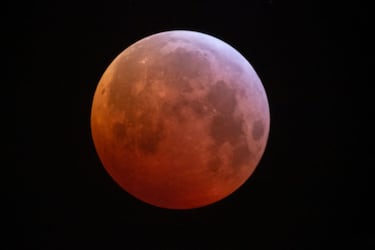 Se produce un eclipse lunar que tiñe de rojo la luna al pasar por la sombra terrestre. Se le conoce como superluna de sangre de lobo, ya que está ligeramente más cerca de la Tierra de lo normal. 