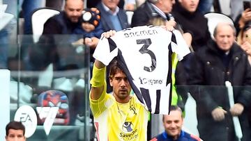 Soccer Football - Serie A - Juventus v Cagliari - Allianz Stadium, Turin, Italy - October 6, 2024 Juventus' Dusan Vlahovic celebrates scoring their first goal and poses with a shirt of teammate Bremer REUTERS/Massimo Pinca