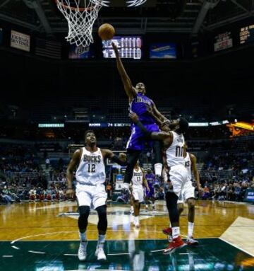 Rudy Gay vuela por encima de O.J. Mayo y Jeff Adrien.