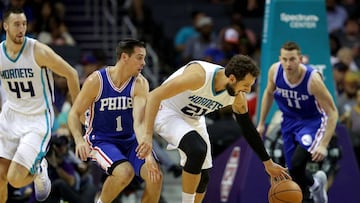 CHARLOTTE, NC - NOVEMBER 02: Marco Belinelli #21 of the Charlotte Hornets and T.J. McConnell #1 of the Philadelphia 76ers go after a loose ball during their game at Spectrum Center on November 2, 2016 in Charlotte, North Carolina. NOTE TO USER: User expressly acknowledges and agrees that, by downloading and or using this photograph, User is consenting to the terms and conditions of the Getty Images License Agreement. Streeter Lecka/Getty Images/AFP
== FOR NEWSPAPERS, INTERNET, TELCOS & TELEVISION USE ONLY ==