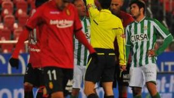 <b>DOS ROJAS. </b>El Mallorca se quedó con nueve jugadores en los últimos minutos ante el Betis.