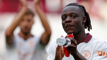 Jérémy Doku, jugador del Manchester City, aplaude a los aficionados tras el partido ante el West Ham.